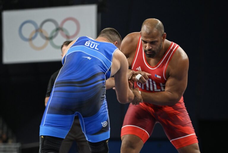 Yasmani Acosta asegura la medalla de plata y va por la de oro