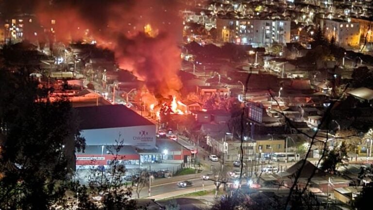 Incendio destruye vivienda en Población Manuel Rodríguez