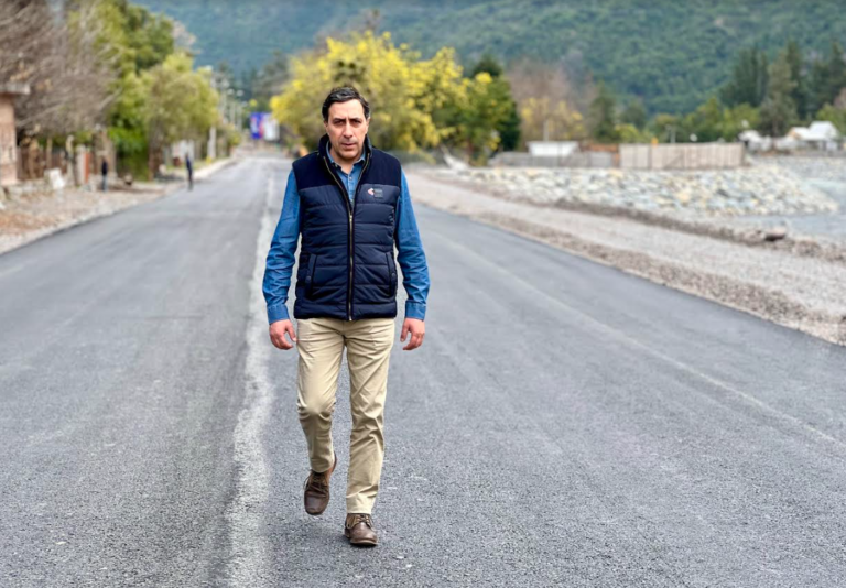 Alcalde de Romeral supervisó avances en obras de reposición de la Ruta J-55 y defensas fluviales en el Río Teno