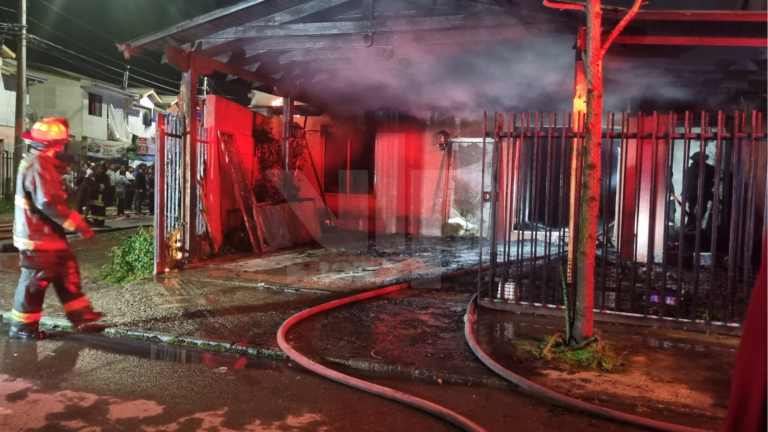 Incendio consume por completo vivienda de candidata a alcaldesa de Rauco