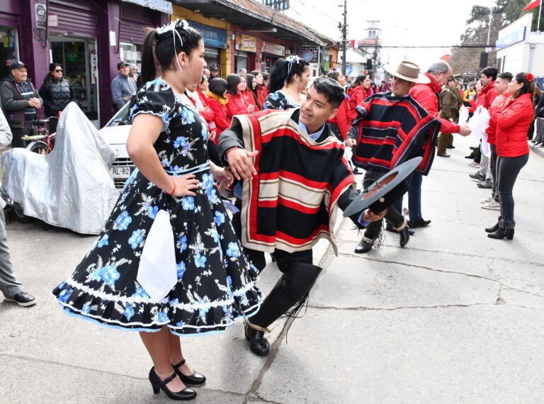 Con tradicional esquinazo de cueca el municipio de Molina inició celebración de Fiestas Patrias