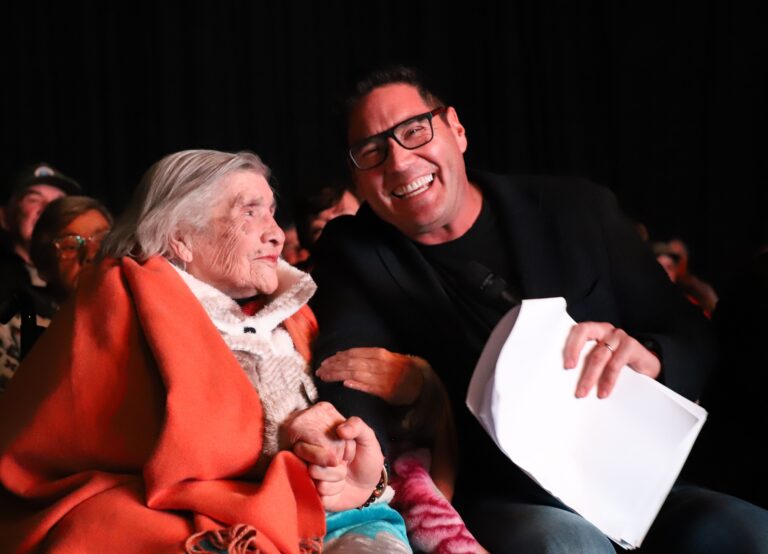 Personas mayores de Licantén festejaron el fin de agosto con Pancho Saavedra y Gloria Benavides