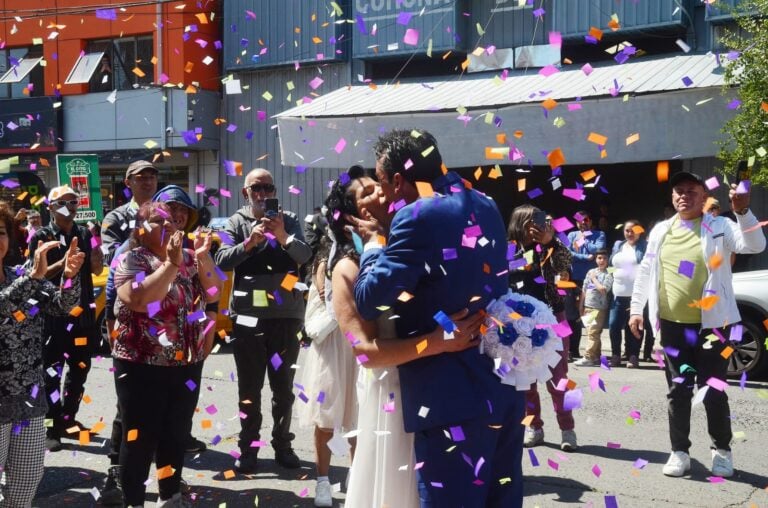¡Se casaron! Pareja que se conoció en un centro de acogida celebró en plena vía pública de Curicó