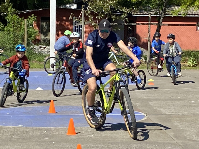 Taller de Ciclismo Formativo se desarrolla con éxito en Curicó