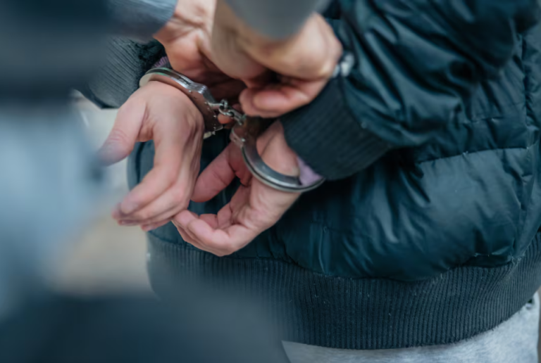 Condenan a 15 años de cárcel a padre que abusó y violó a su hija menor de edad