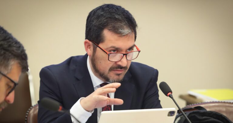 Diputado Rey urge modificar dictamen para permitir uso de fondos SEP en calefacción escolar