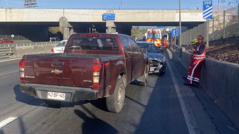 Diputado Pulgar sufre robo por sorpresa mientras cargaba combustible en Santiago
