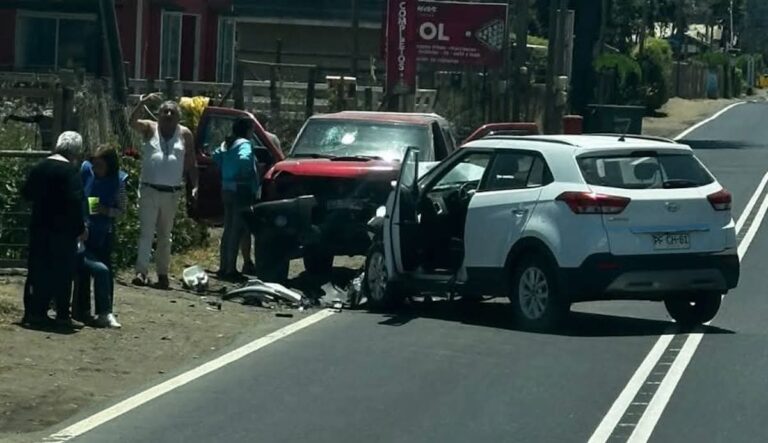 Violenta colisión deja tres lesionados en Iloca: Conductor habría perdido el control del vehículo