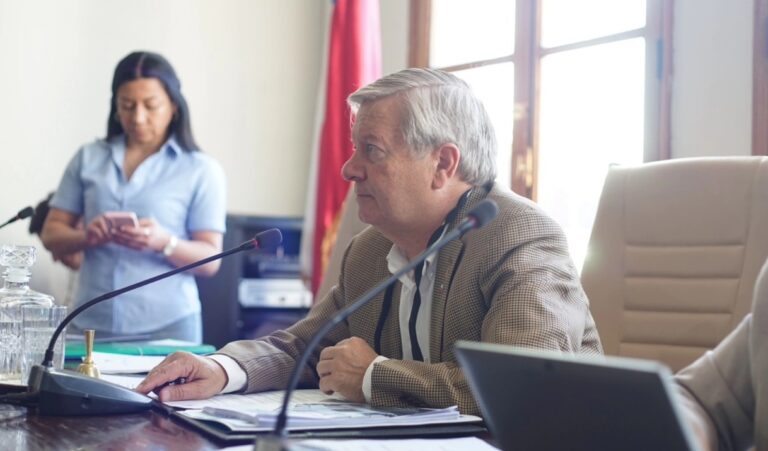 Alcalde Bordachar reafirma déficit municipal de más de $3.000 millones