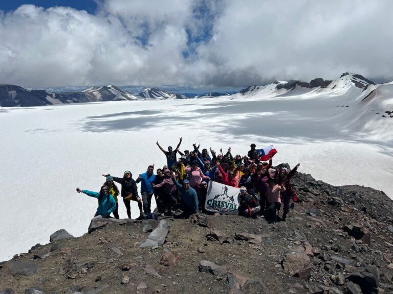 Trekkeros curicanos conquistan el Volcán Sollipulli