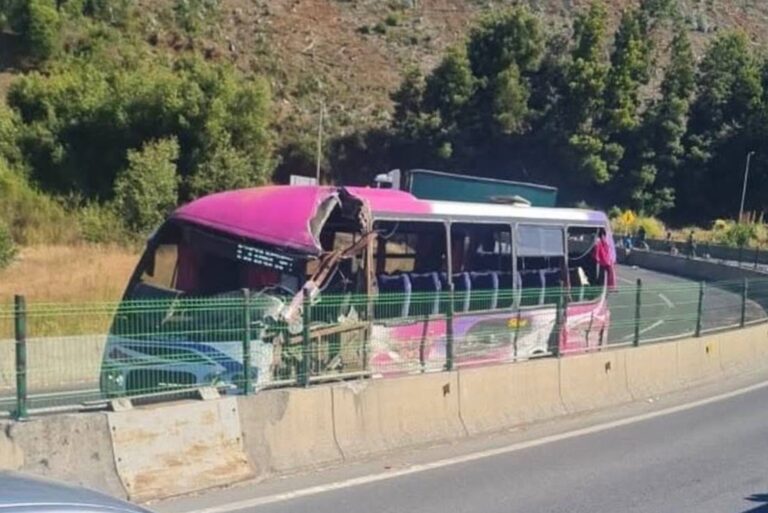 Tres personas murieron y once están heridas de gravedad tras choque de bus en Lota