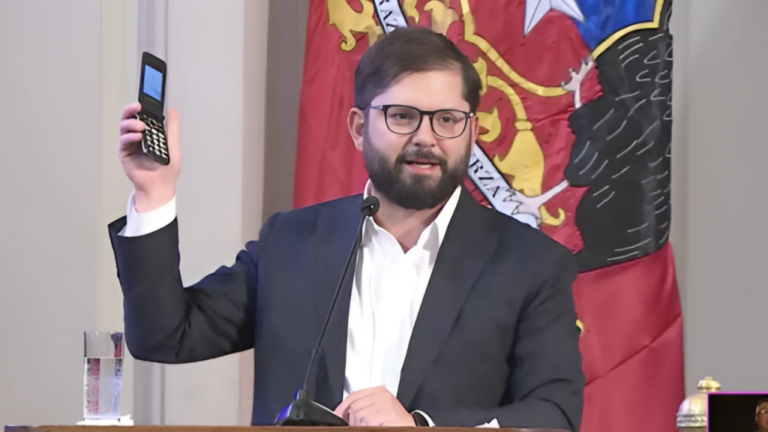 Presidente Boric lanzó crítica en Congreso Futuro a ministros por el uso del celular