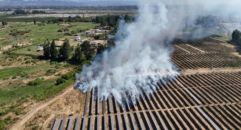 Incendio afecta parque fotovoltaico en Romeral: llamas dañan paneles solares