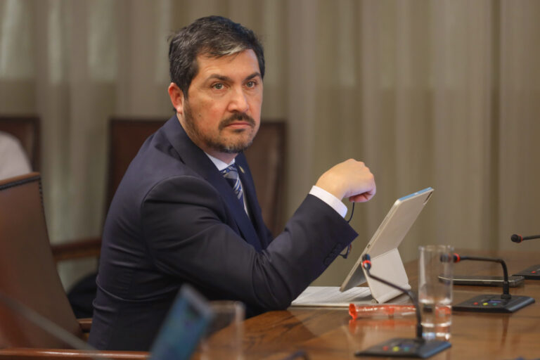 Diputado Rey exige responsabilidades y cambios urgentes en JUNAEB ante irregularidades