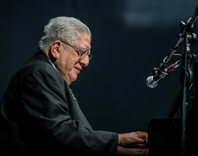 Maestro Valentín Trujillo dio magistral concierto en el Teatro Provincial de Curicó