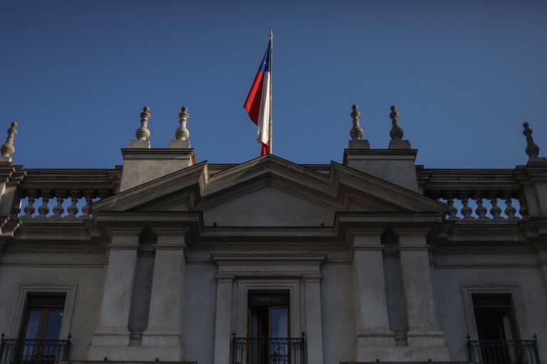 55% tiene decidido o podría votar por Matthei y un 50% lo haría por Bachelet, según encuesta