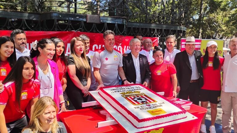 Curicó Unido celebró su aniversario N°52 con emblemática torta gigante