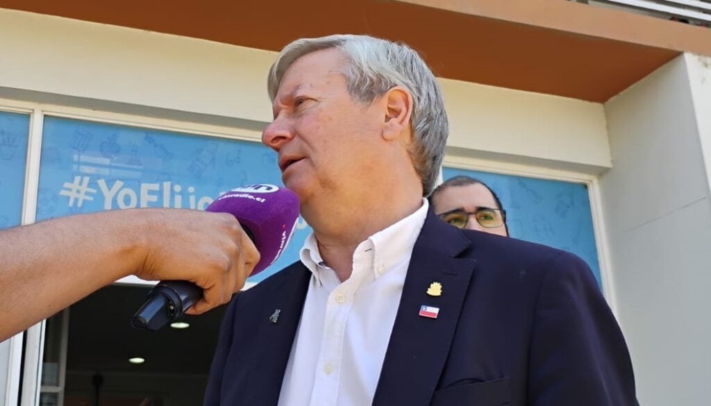 Alcalde de Curicó exige pausa a los SLEP lanzando críticas contra su par de Molina por el respaldo al sistema