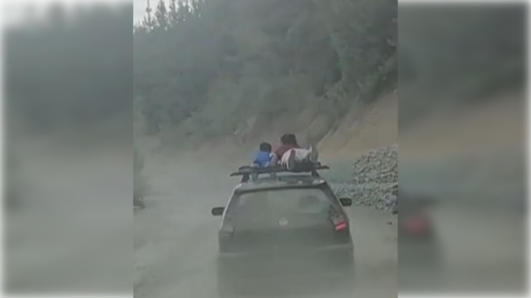 Irresponsable conductor trasladaba a niños en techo del auto en Linares