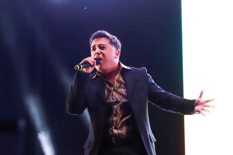 Curicano Fernando Valenzuela se corona en el exitoso Festival "Una Voz Para Licantén"