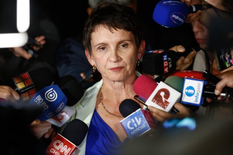 Tohá es agredida por manifestantes: “La violencia nunca será la forma de resolver los disensos”