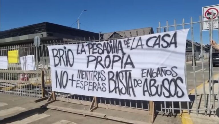 Vecinos protestan por retraso en la entrega de sus viviendas en Molina