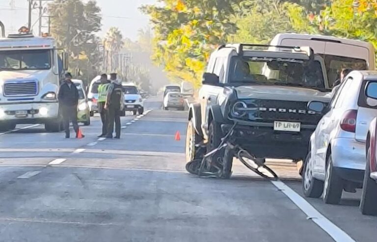 Ciclista está en riesgo vital tras ser colisionado por conductora en Molina