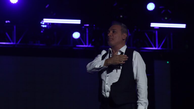 Dos caras del romanticismo en la Vendimia de Molina: Éxito para Luis Jara, Desafío para Álvaro Torres