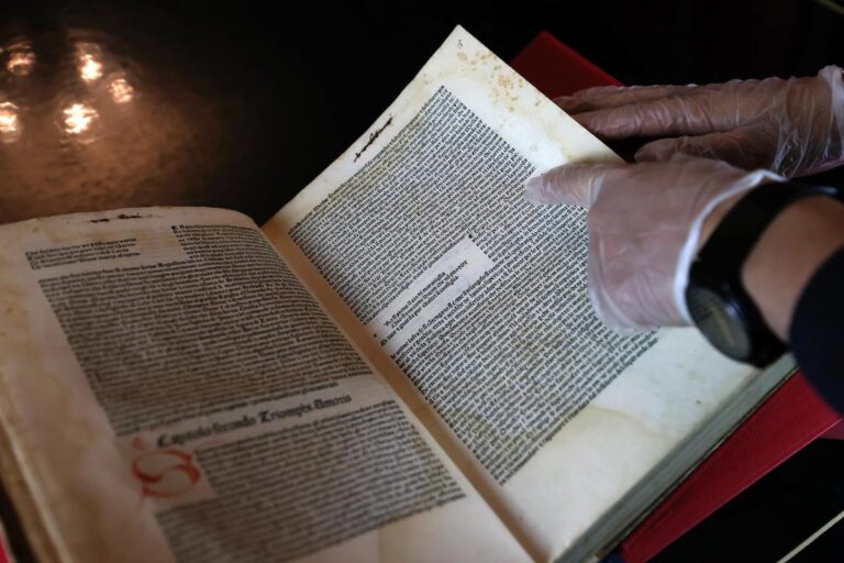 El tesoro bibliográfico de la U. de Chile: "Triunfos de Petrarca", un incunable de 540 años que narra la evolución del libro