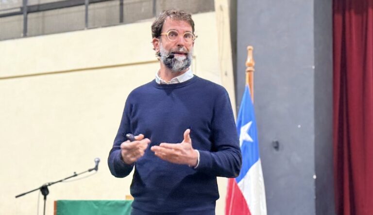 Más de 300 profesores de Molina se capacitan en prevención de violencia con experto español