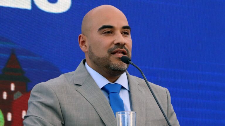 Alcalde de Molina anuncia "tolerancia cero" por funcionarios con licencia y viajes al extranjero
