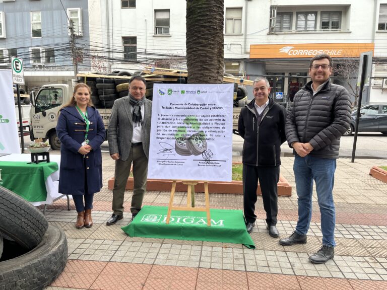 Municipio de Curicó firmó convenio para gestión de neumáticos abandonados en la vía pública