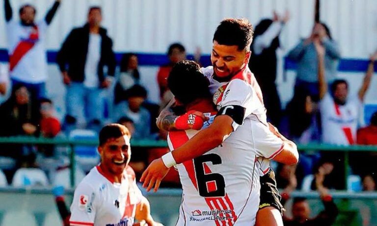Curicó Unido celebra su primer triunfo como local goleando a U. San Felipe
