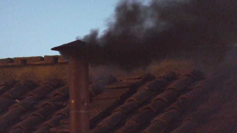 Cónclave sin humo blanco en su primera jornada: la espera por el nuevo Papa continúa