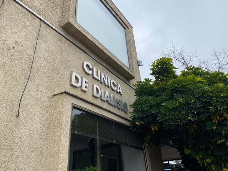 Clínica privada y Hospital de Curicó desmienten conflicto de interés en caso de pacientes dializados