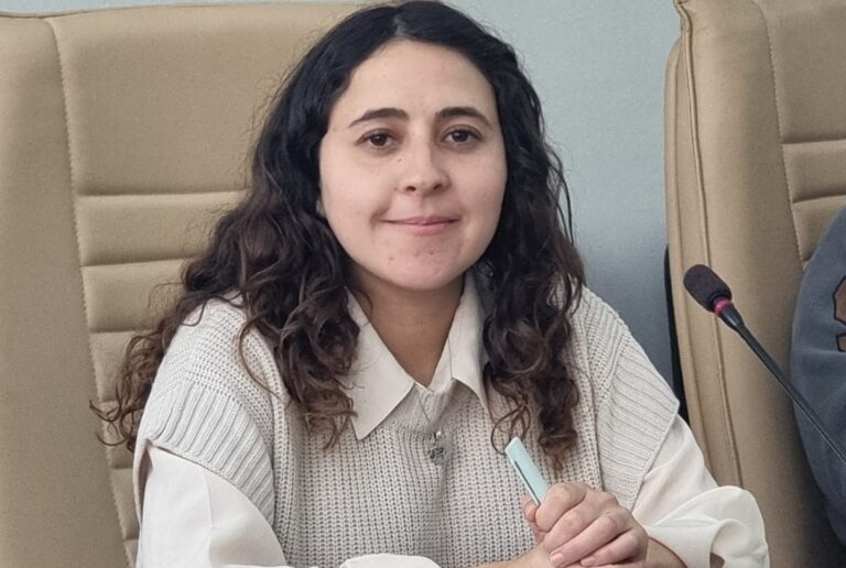 Concejala Bravo regresa al Concejo Municipal a una semana de ser madre: "Un hijo no es impedimento para seguir trabajando"