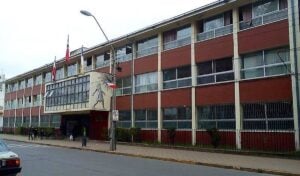 DAEM repara daños tras filtración de agua en baños del Liceo Fernando Lazcano de Curicó