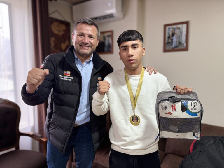 Alcalde de Río Claro recibe a boxeador local campeón en la velada “Guantes de Oro”