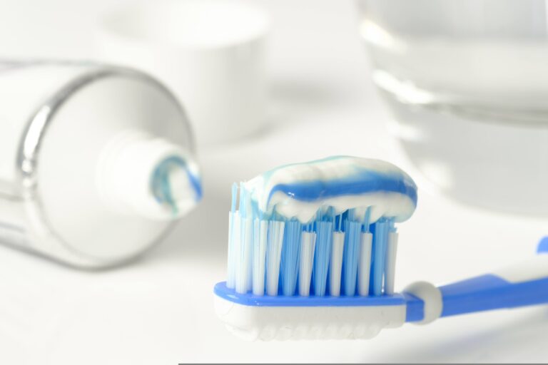 19 pastas dentales de Colgate, Oral-B y Sensodyne bajo alerta del ISP por posible daño bucal