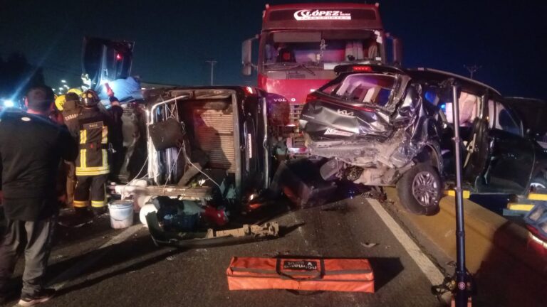 Accidente múltiple en Ruta 5 Sur involucra seis vehículos y camión: 16 personas heridas