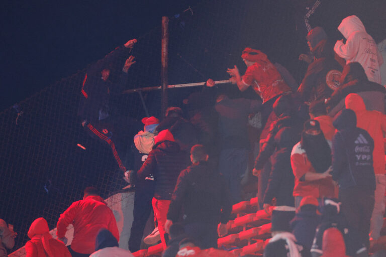 Hinchas argentinos golpearon y acorralaron a hinchas de La U en el estadio Libertadores de América