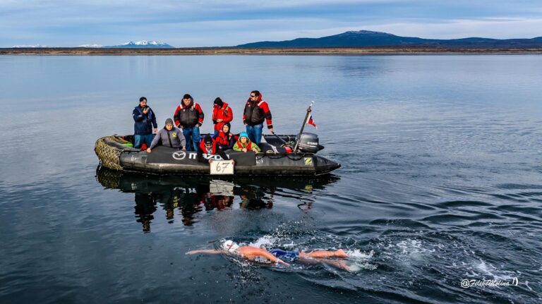 Bárbara Hernández realiza el nado más largo de la historia en las gélidas aguas de Puerto Natales