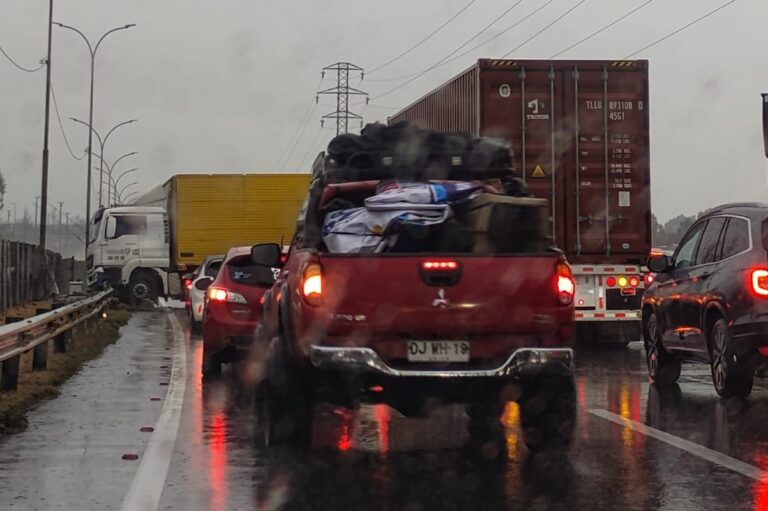 Colisión de tres vehículos mantiene el tránsito suspendido en la salida sur de Curicó