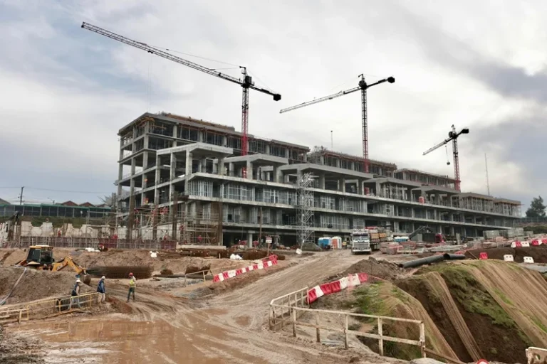 Diputado Sepúlveda y directiva del Hospital de Constitución inspeccionan obras del nuevo recinto
