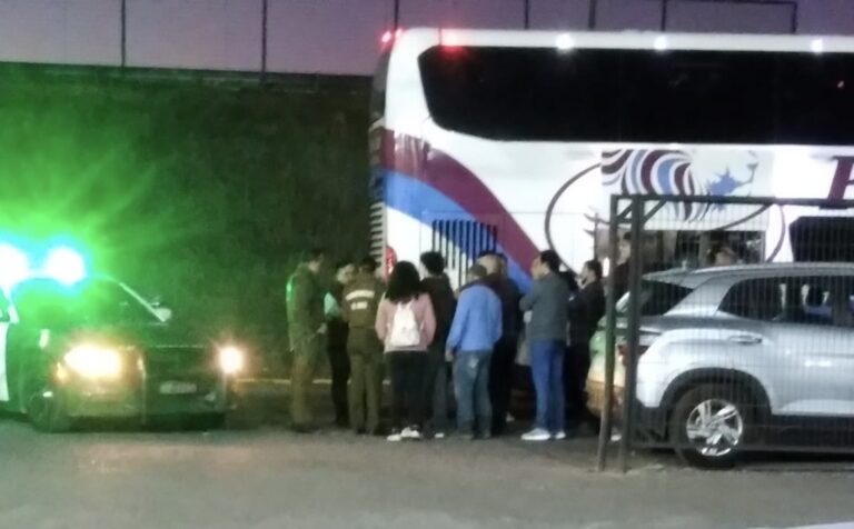 Pasajero de bus perdió piezas dentales tras pelear a golpes con auxiliar frente a Curicó