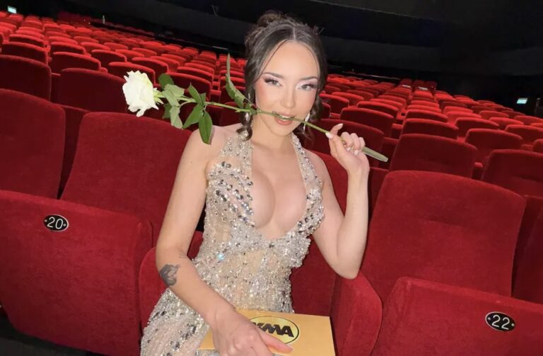 Actriz curicana Catherine Knight gana dos premios en los Euro XMAs 2025