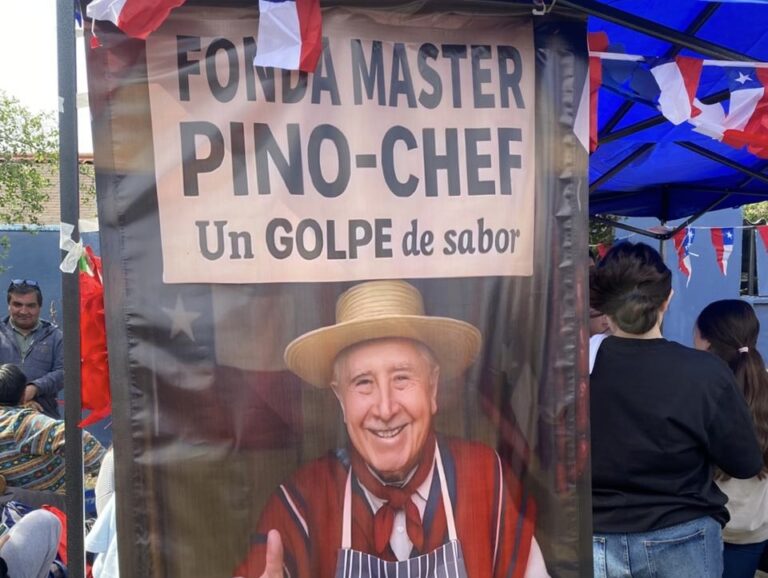 Superintendencia de Educación investiga a colegio de Talca por polémica fonda con imagen de Pinochet