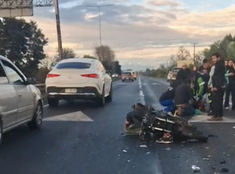 [Actualización] Grave motorista tras colisión múltiple en la Ruta 5 Sur en Curicó