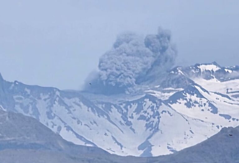 Complejo Volcánico Planchón Peteroa aumentó actividad: Observaron gases y ceniza en la frontera con Argentina