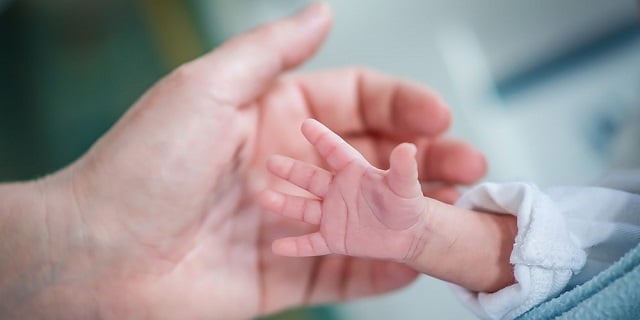 Bebé prematura de Molina fue intervenida en Santiago: Familia sigue buscando recursos para traslados